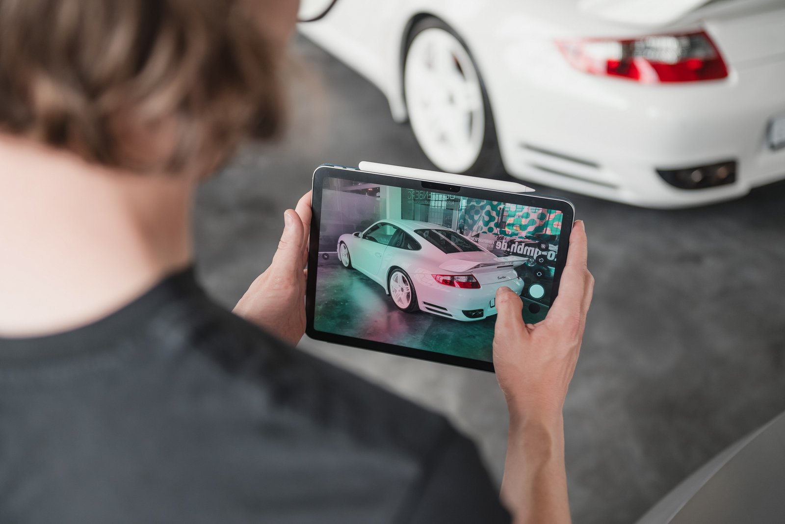 Matthias Kiwitt bewertet einen Porsche 911 – digitale Fahrzeugdokumentation per Tablet
