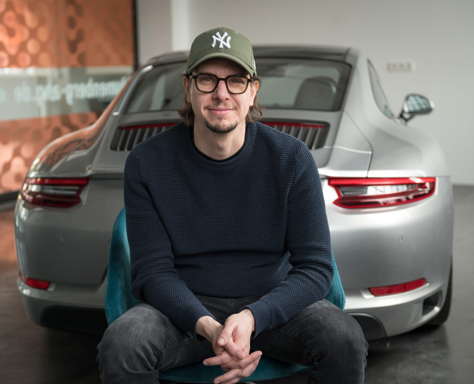 Matthias Kiwitt bei der Fahrzeugbewertung in der Werkstatt